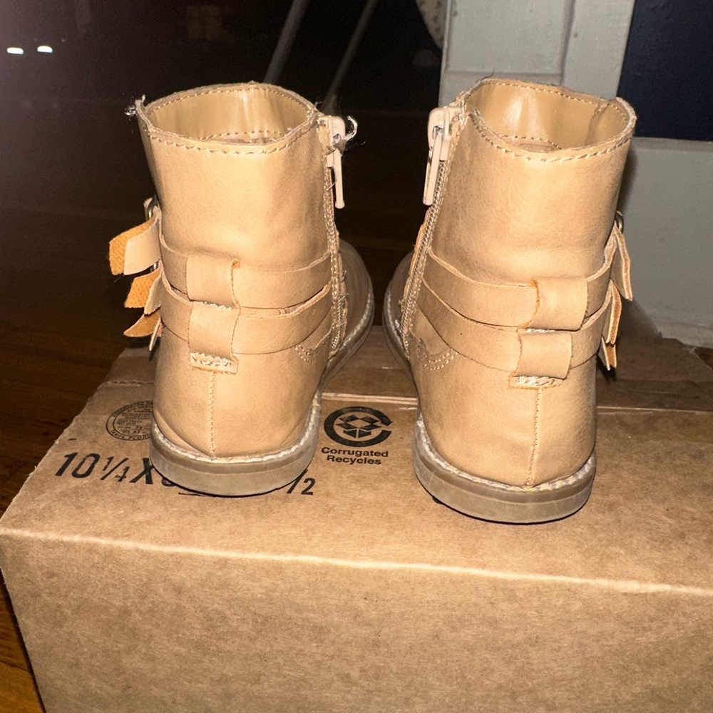 Old Navy Kids Tan Boots size 10 - Picture 4 of 7